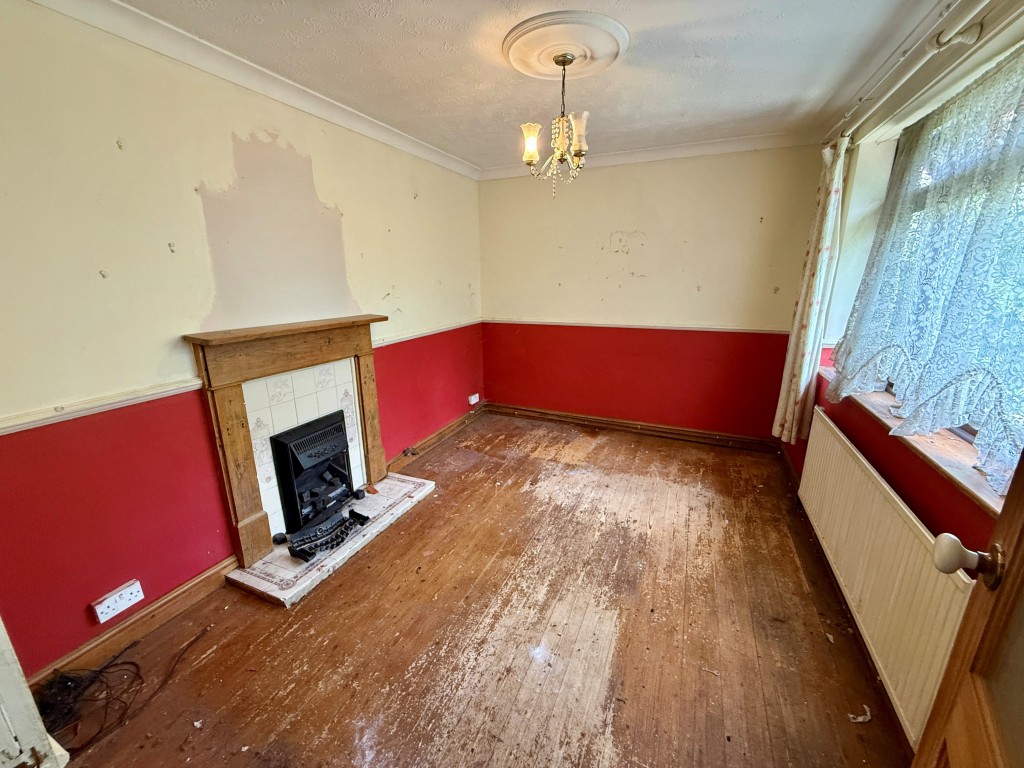 Lot: 79 - DETACHED BUNGALOW FOR IMPROVEMENT - Living room